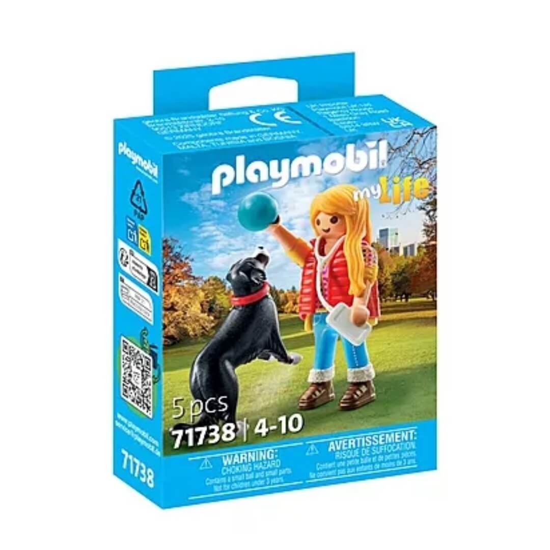 Figurine jeune fille avec chien de montagne